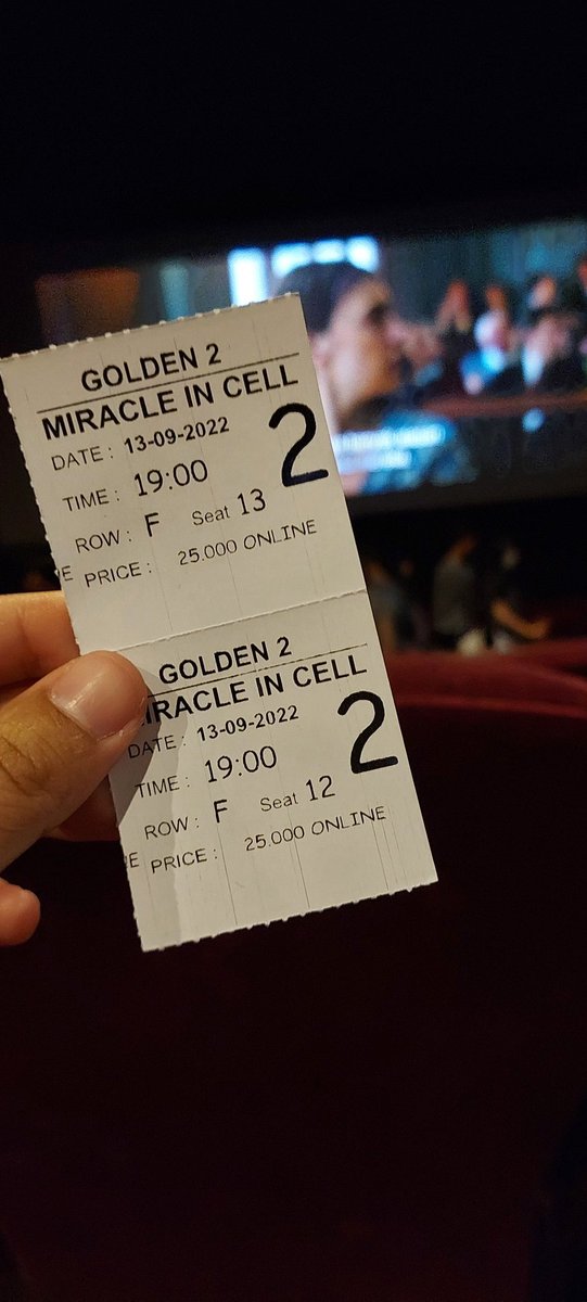 nunnacitra's tweet photo. kemaren nonton Miracle In Cell No 7 sungguhlah ngakak di awal dan tersedusedu di akhir, bener2 di bikin roller coaster banget. Greatjob! @VinoGBastian__ https://t.co/pZJvzcoBfZ