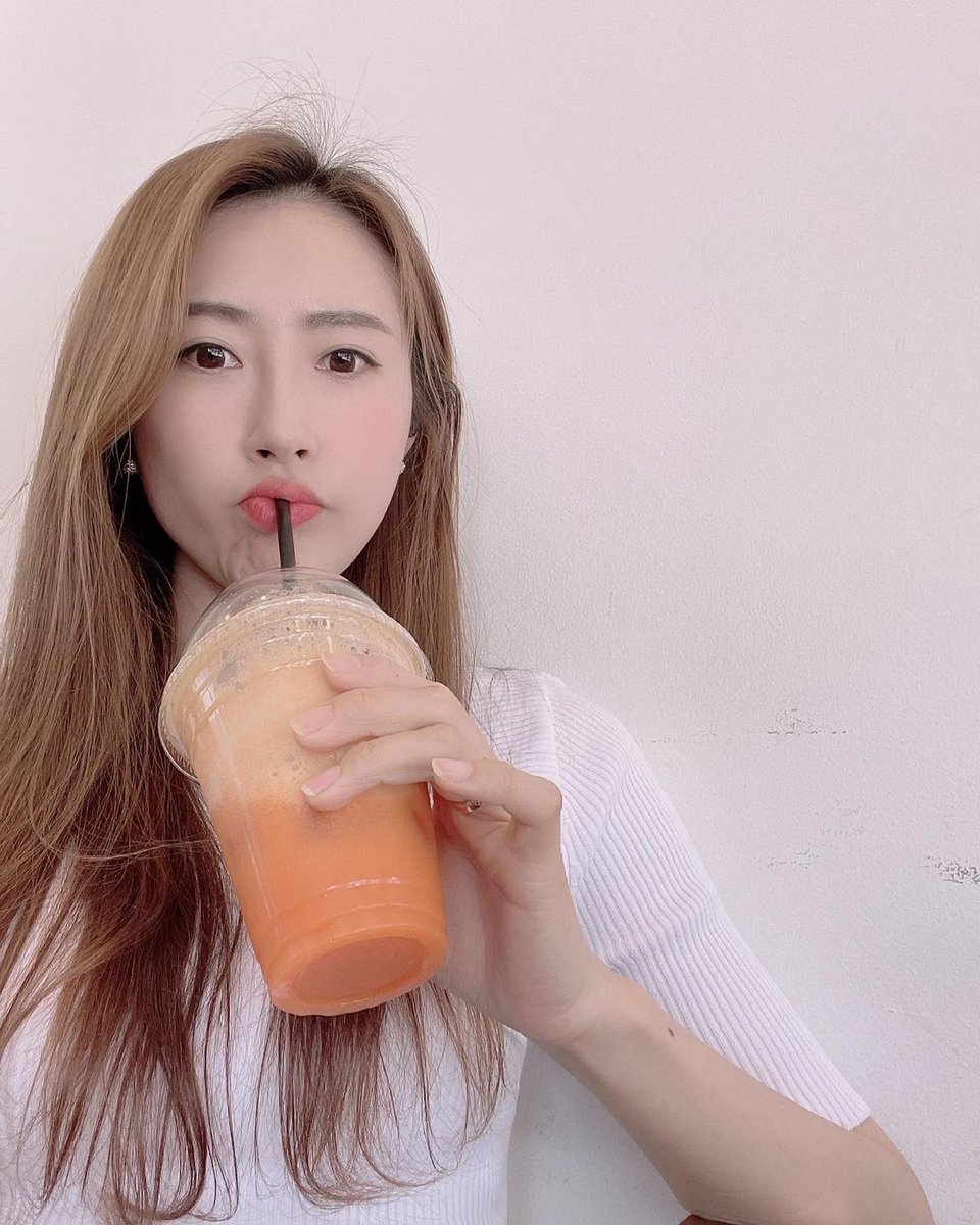 ashlysison's tweet photo. 아 쥬스 맛이 괜찮네^^
#유부녀 #몸매 #일탈 #아줌마 https://t.co/ii3by3FZvB