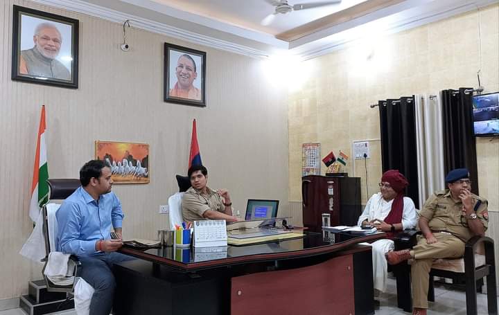 JournalistJagd2's tweet photo. यह फ़ोटो हिन्दू संगठनों से अफसरों की वार्ता की है। इसमें @DmSitapur व एसपी घुले सुशील चंद्रभान भी मौजूद हैं। वरिष्ठ अधिकारियों की मौजूदगी में पुलिस विभाग के ही एक अधिकारी का बैठने का यह तरीका कहां तक उचित? 
-फ़ोटो कृतार्थ मिश्र की फेसबुक वॉल से।
@sitapurpolice @jawasthis #sitapur https://t.co/Gz8k83D3FM