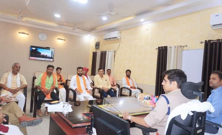 JournalistJagd2's tweet photo. यह फ़ोटो हिन्दू संगठनों से अफसरों की वार्ता की है। इसमें @DmSitapur व एसपी घुले सुशील चंद्रभान भी मौजूद हैं। वरिष्ठ अधिकारियों की मौजूदगी में पुलिस विभाग के ही एक अधिकारी का बैठने का यह तरीका कहां तक उचित? 
-फ़ोटो कृतार्थ मिश्र की फेसबुक वॉल से।
@sitapurpolice @jawasthis #sitapur https://t.co/Gz8k83D3FM