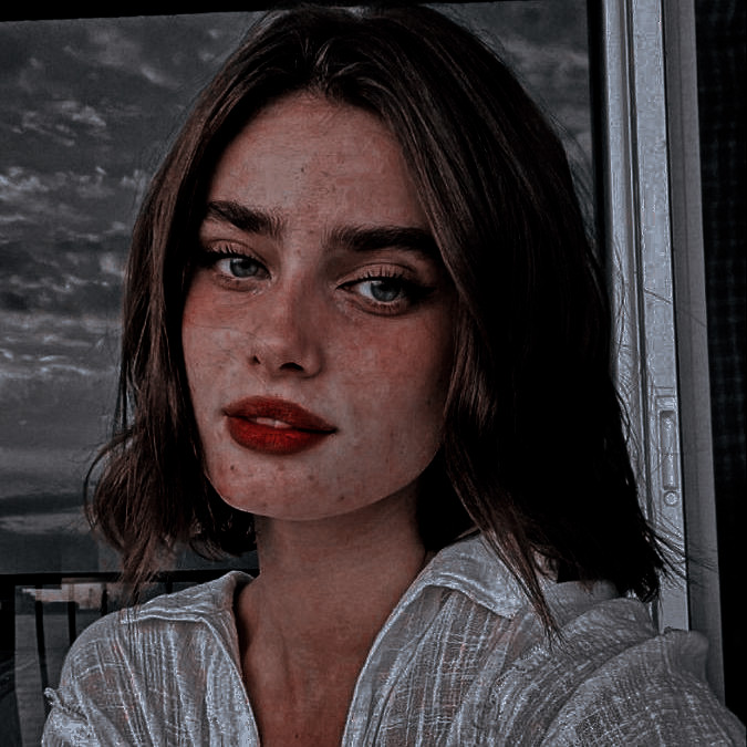 fateofmagixrpg's tweet photo. Nome: Violeta Fearghasdan de Grimoire 
Idade: 38 anos
Cargo: Avulso
Título: Duquesa de Elyseo
Reino: Eraklyon
Espécie: Fada das Sombras
Shape: Taylor Hill 
User: @fairyofshadows https://t.co/kttLvFGgos