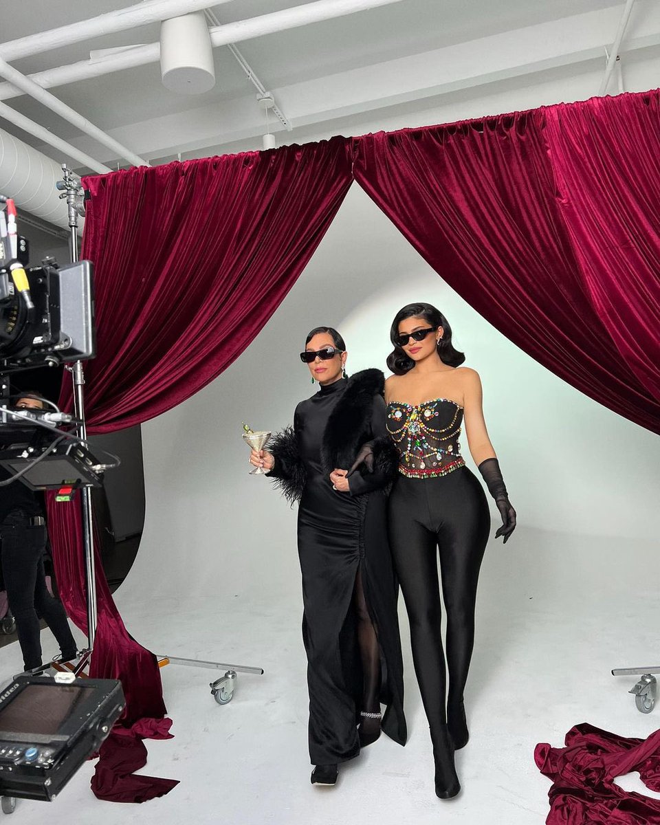 kyliecosmetics's tweet photo. see you tomorrow for the Kris Collection launch! 9am pst on https://t.co/rkT2b8sGJ5 🍸 don’t be late! @KrisJenner @KylieJenner #KrisCollection 🫒❤️ https://t.co/RgDc7M8owG