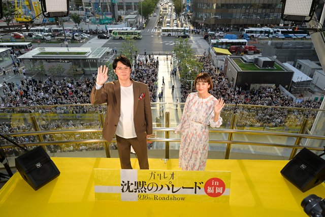 TwitFukuoka's tweet photo. 福山雅治、柴咲コウが福岡に降臨！“実に嬉しい”福山の地元・九州で7000名のファンが集結！詳細こちら→ https://t.co/n4F8BkCNsj https://t.co/h7cV54CF5k