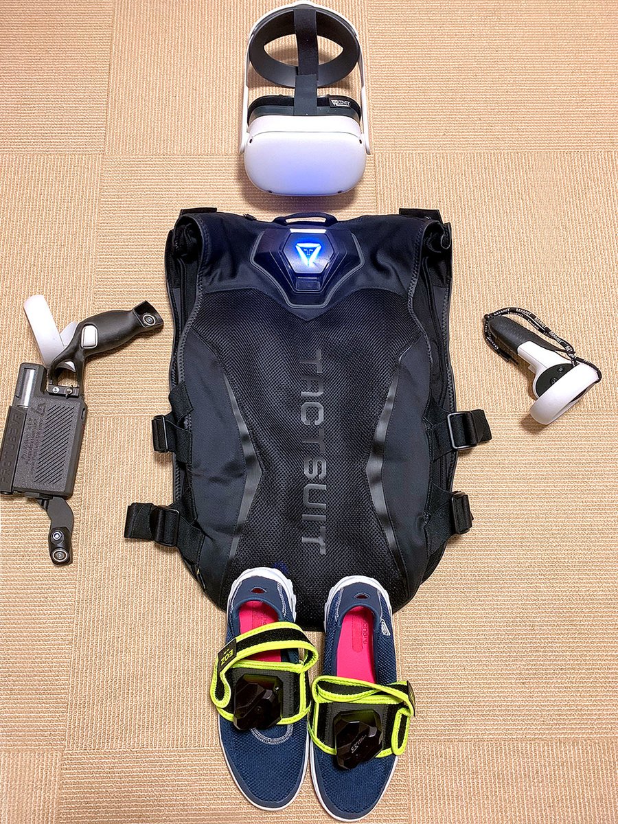 kite_VR_noe's tweet photo. 手持ちのVR機器でフル装備。

@MetaQuestVR のQuest2を被り
@bHaptics の TactSuit X40を着て
@ProTubeVR の ProVolverを右手に、
@Tundra_Labs のTundra Trackerを両足に付けて@MyouSoftware の Natural Locomotionで歩く。

これでHalf-Life: Alyxやったら最高��った🤩 https://t.co/ufrtGttsVK
