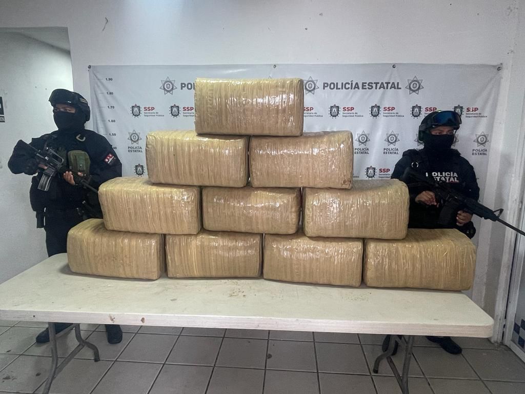alter_istmo's tweet photo. @SP_Veracruz  aseguró un  cargamento de mariguana trasladado por la carretera Las Choapas-Nanchital, el conductor de la unidad chocó con otra camioneta y  al mover la unidad lograron  ubicar el enervante.
https://t.co/U5a08cvf2b https://t.co/u7KVT7BpAg