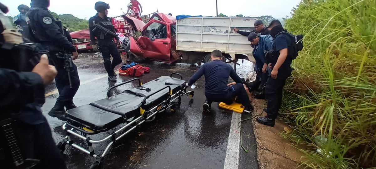 alter_istmo's tweet photo. @SP_Veracruz  aseguró un  cargamento de mariguana trasladado por la carretera Las Choapas-Nanchital, el conductor de la unidad chocó con otra camioneta y  al mover la unidad lograron  ubicar el enervante.
https://t.co/U5a08cvf2b https://t.co/u7KVT7BpAg