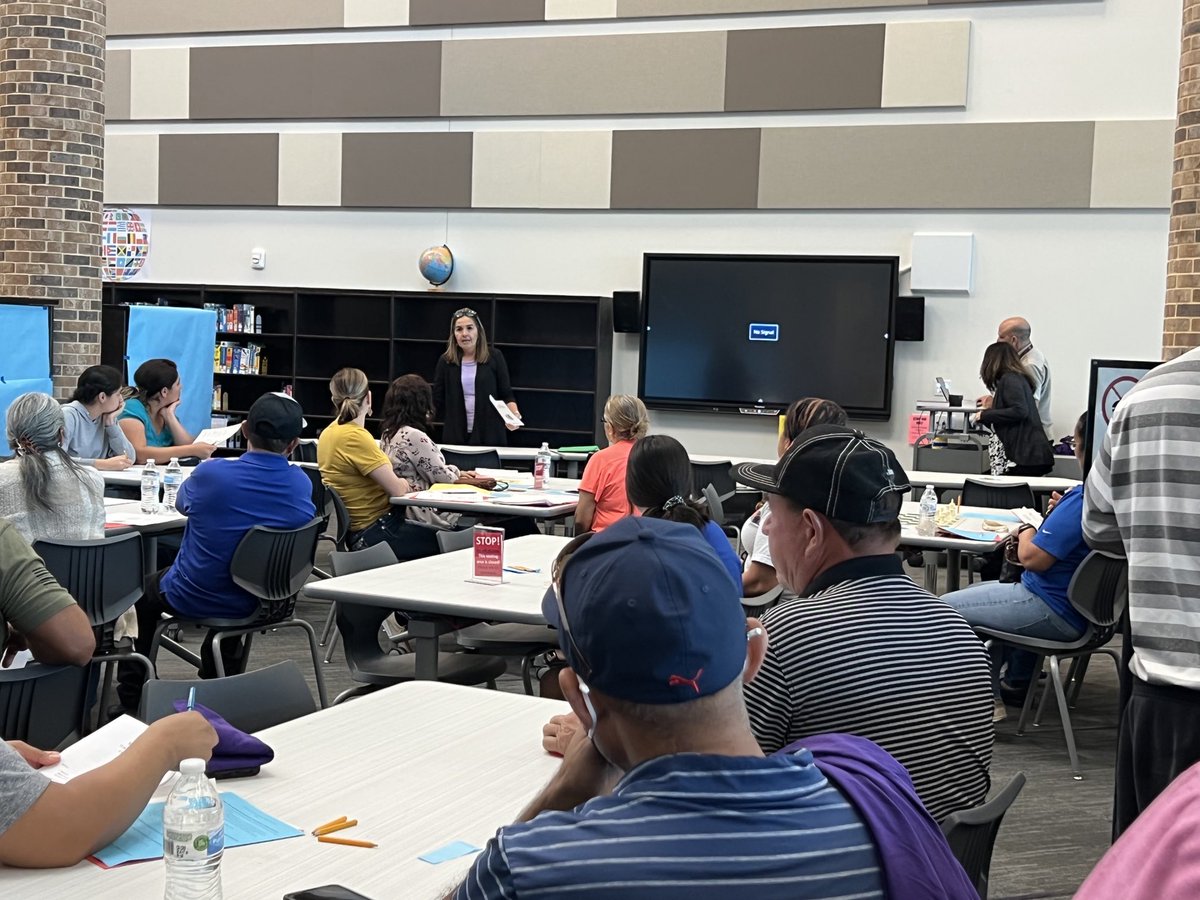 Denton HS Noche Familiar provided very informative sessions for the parents. Shout out to the dedicated teachers and staff at DHS for providing this parent session in Spanish.
