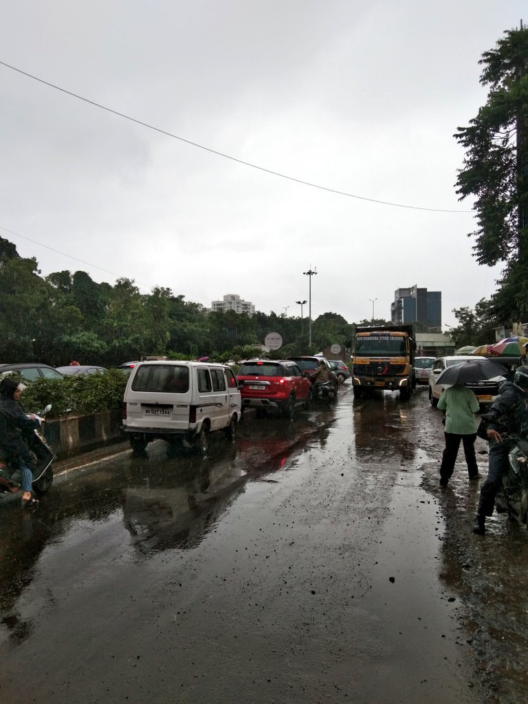 MhalungeSpeaks's tweet photo. #TrafficJam at #RadhaChauk baner balewadi mhalunge area near #BalewadiStadium.

Everyday same story of traffic , when &amp; what is the longterm plan &amp; solution for this . @PuneTrafficU @PuneCityTraffic @CPPuneCity @mieknathshinde #Infraissues https://t.co/ZnjxUTr3Er