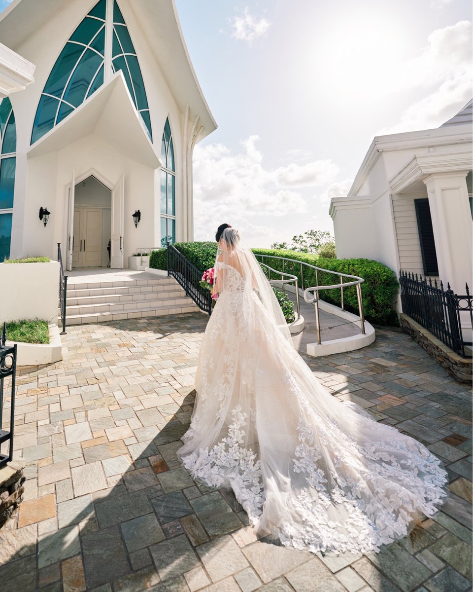 twentyonepxls's tweet photo. Maybe I'm biased but Crystal Chapel at @arluisweddingguam is one of our favorite ceremony sites to photograph at. The view of the ocean, the all white theme, the WINDOWS, the LIGHT, the draaaama of it all!! 

T + P definitely had a magical day. And yeah, P's tearful expression of https://t.co/EfGbhonQzl