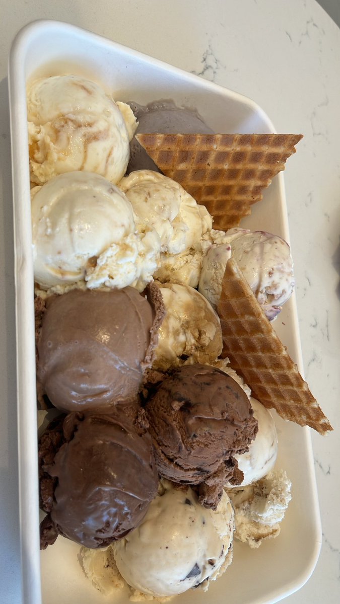 AwkAmandaa's tweet photo. @screamoparrot Literally so good….once I got 12 scoops lol https://t.co/FT0XL6zQKi