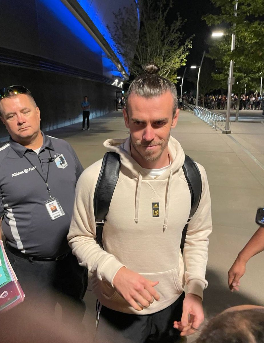 ana__who's tweet photo. Noche de conocer a #Bale y #Chiellini 🤩 #MNUFC vs #LAFC https://t.co/KkDk6MWyrh