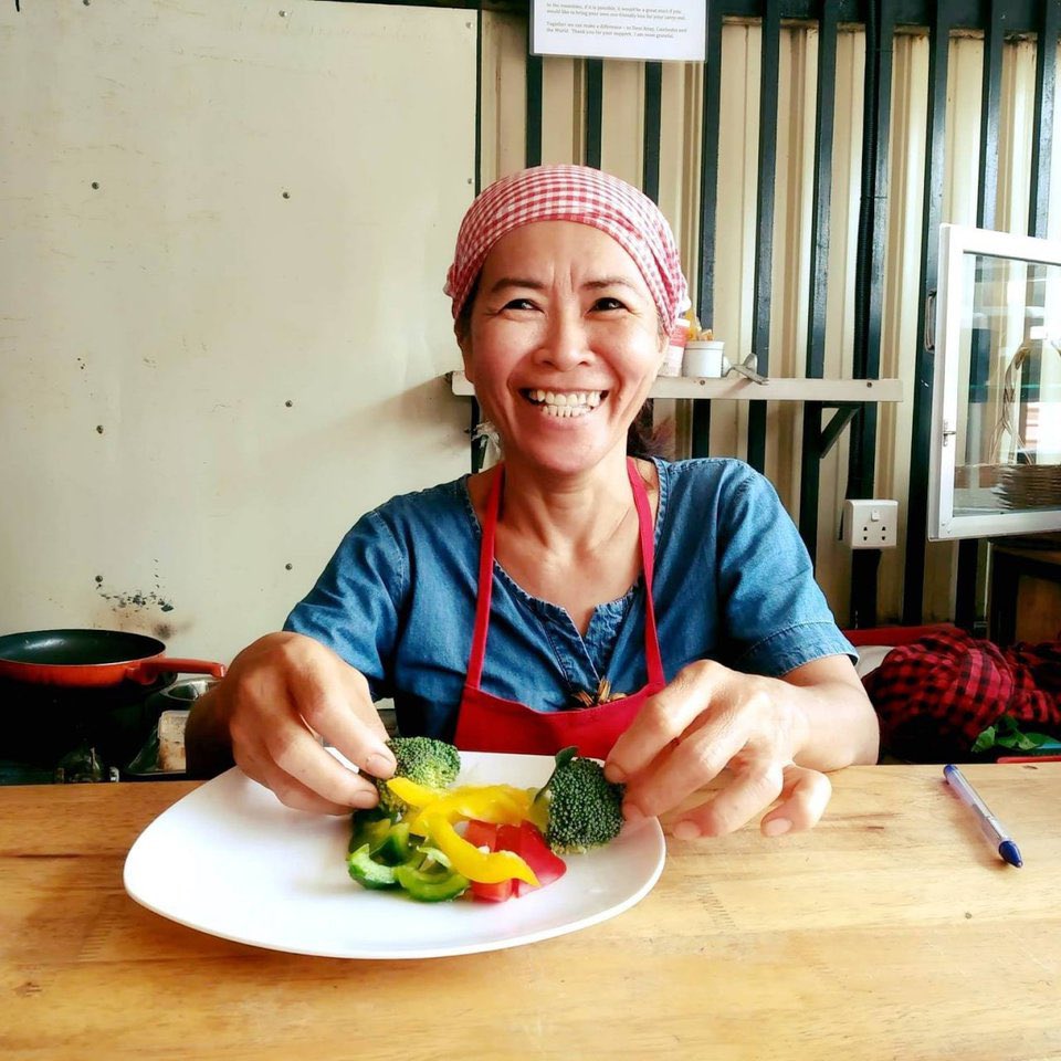Kiripost's tweet photo. Moung Tevy has made it her mission to cut down on plastic waste at her Siem Reap restaurant, Tevy’s Place, which serves a mix of Western and #Khmer food. #Cambodia #SiemReap 
https://t.co/8ft8eRfNzs https://t.co/QhlS7cLvOG