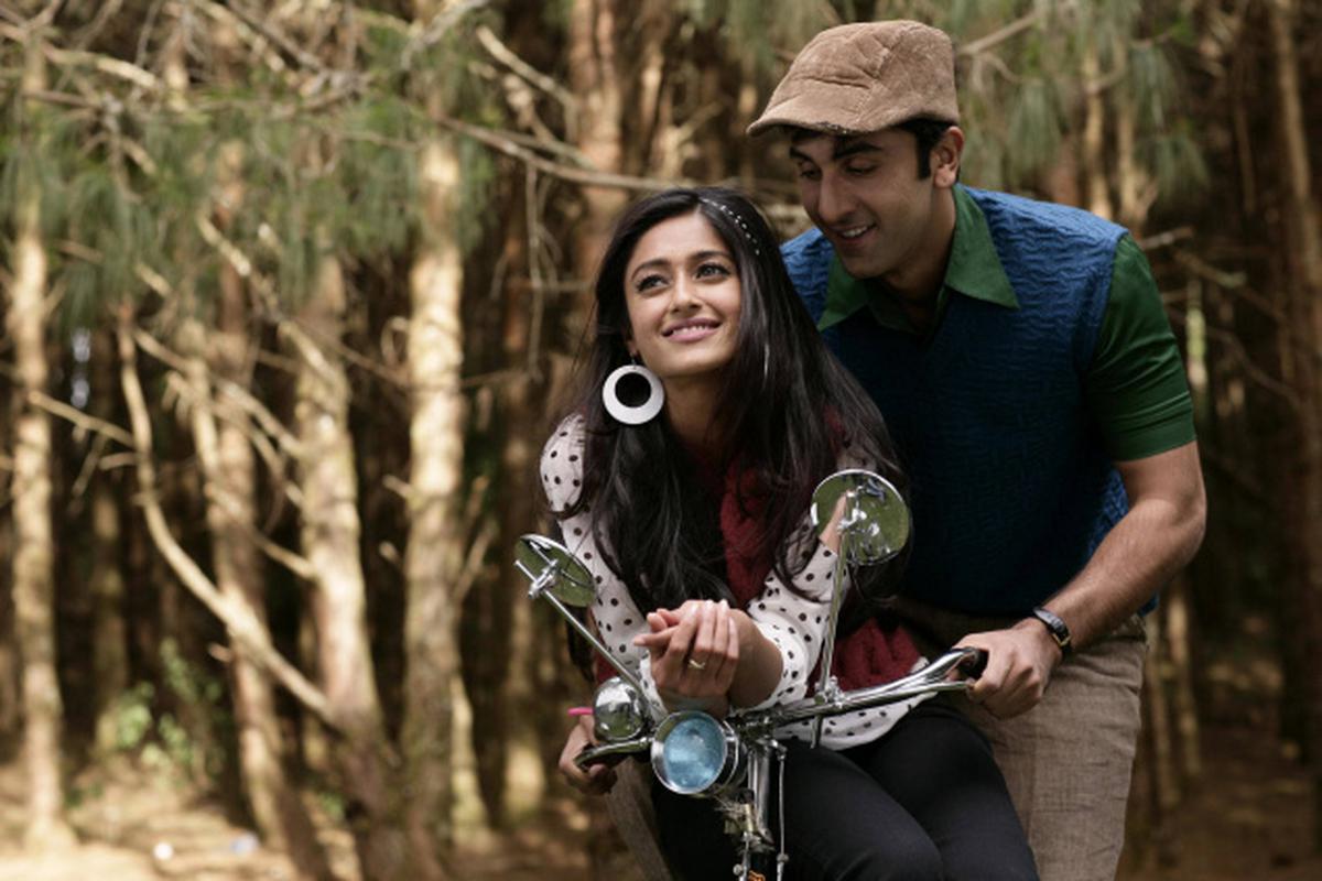 CinemaRareIN's tweet photo. . @basuanurag's #Barfi turns 10 today!
#RanbirKapoor @priyankachopra #IleanaDCruz @Jisshusengupta @saurabhshukla_s @AshishVid @RoopaSpeaks @DrAkashKhurana @sumona24 #ArunBali
OST by @ipritamofficial @swanandkirkire @neeleshmisra @SayeedQuadri2 #AshishPandit & @OfficialAMITABH. https://t.co/DM6ih0mjwa