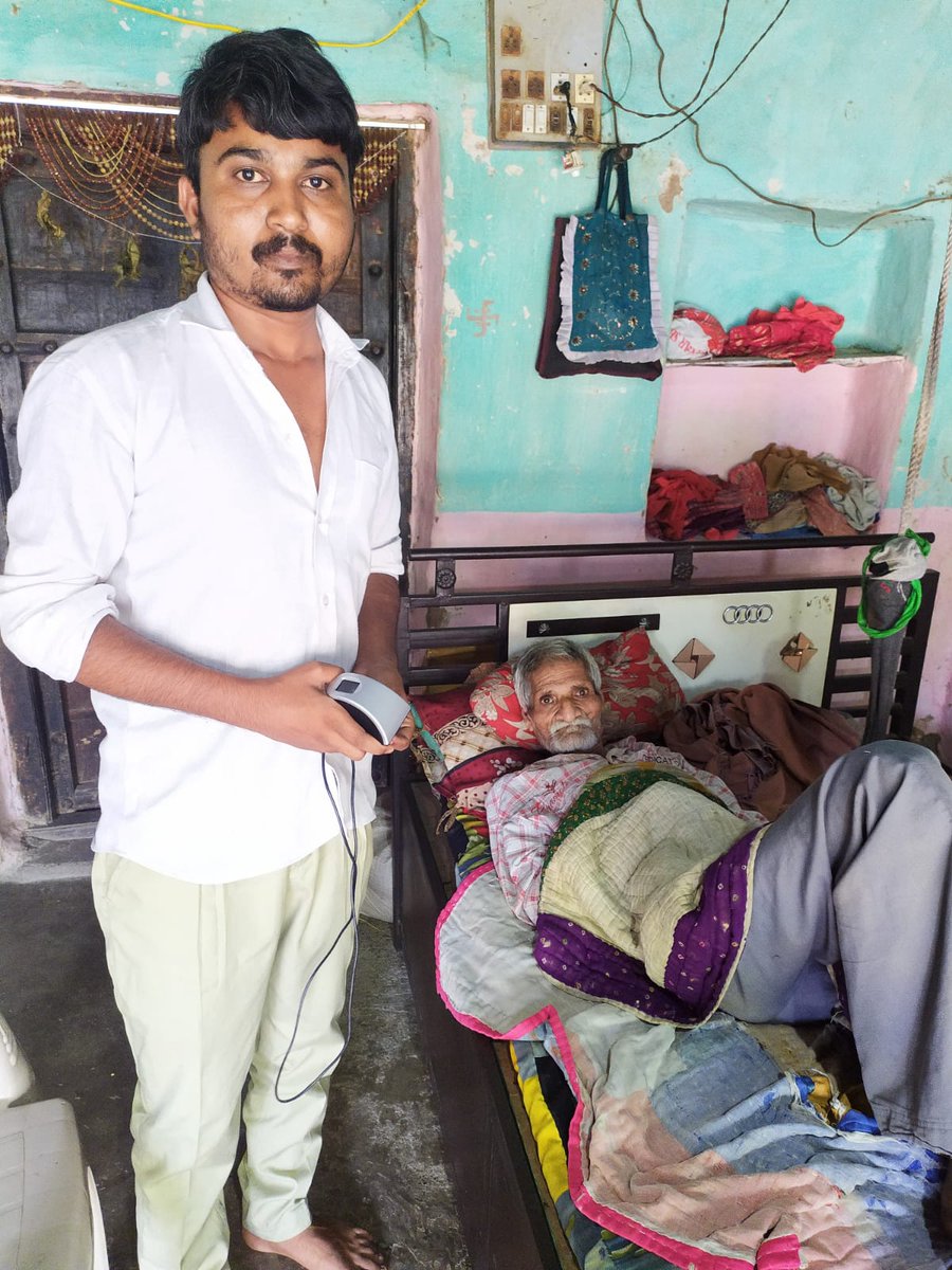 Vipuldeshani's tweet photo. सुरेद्रनगर डिस्ट्रिक्ट के कोरडा गाव के CSC VLE विपुलभाई ने अपने गाँव मे पैरालिसिस के दर्दी 80 साल वृद्ध के घर जा कर पेंशन का पैसा डीजीपे से विथद्रों करके मदद की।
#onlycsccandothis @CSCGujarat @jazan_sengupta @CollectorSRN https://t.co/Y1uSEGE2lX