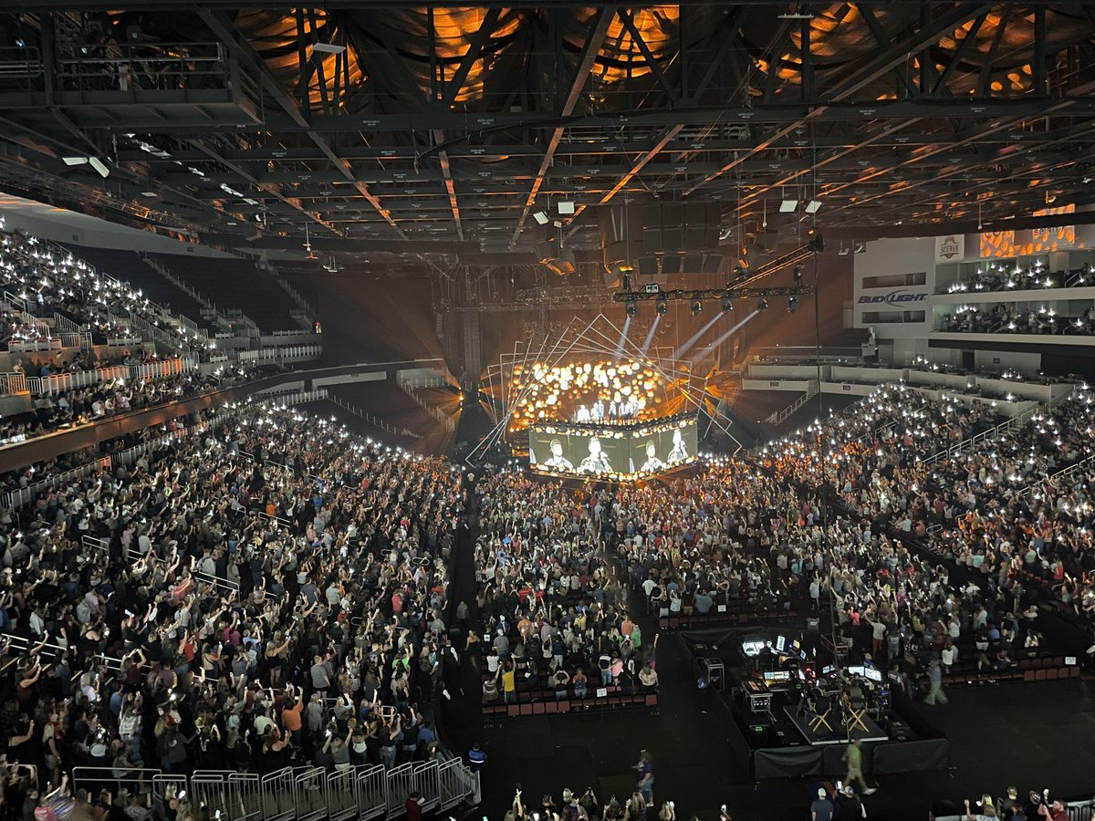 adagloriamartin's tweet photo. Im gonna lose my mind more , if you sing Weve got it going on or Backstreet Back @backstreetboys 

#BSBICT #DNAWorldTour https://t.co/Oef0zRhBek