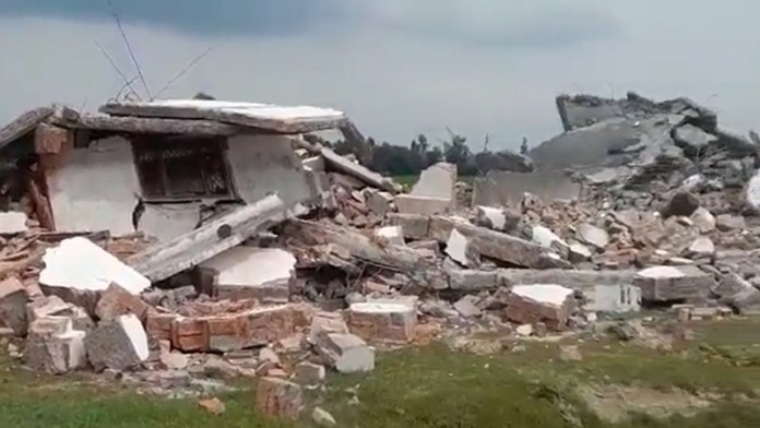 #उत्तरप्रदेश के #अमेठी जिले में गौचर (चारागाह) जमीन पर बने अवैध मदरसे को ढहा दिया गया है। #अवैध_मदरसा को तोड़ने का JCB का खर्चा आया मदरसा संचालक ही देगा।

पूरे देश में बने हजारों की संख्या मे #अवैध_मदरसों एवं #अवैध_मजारों को ध्वस्त करना है 
#removewaqfboard #yogijikauttampradesh