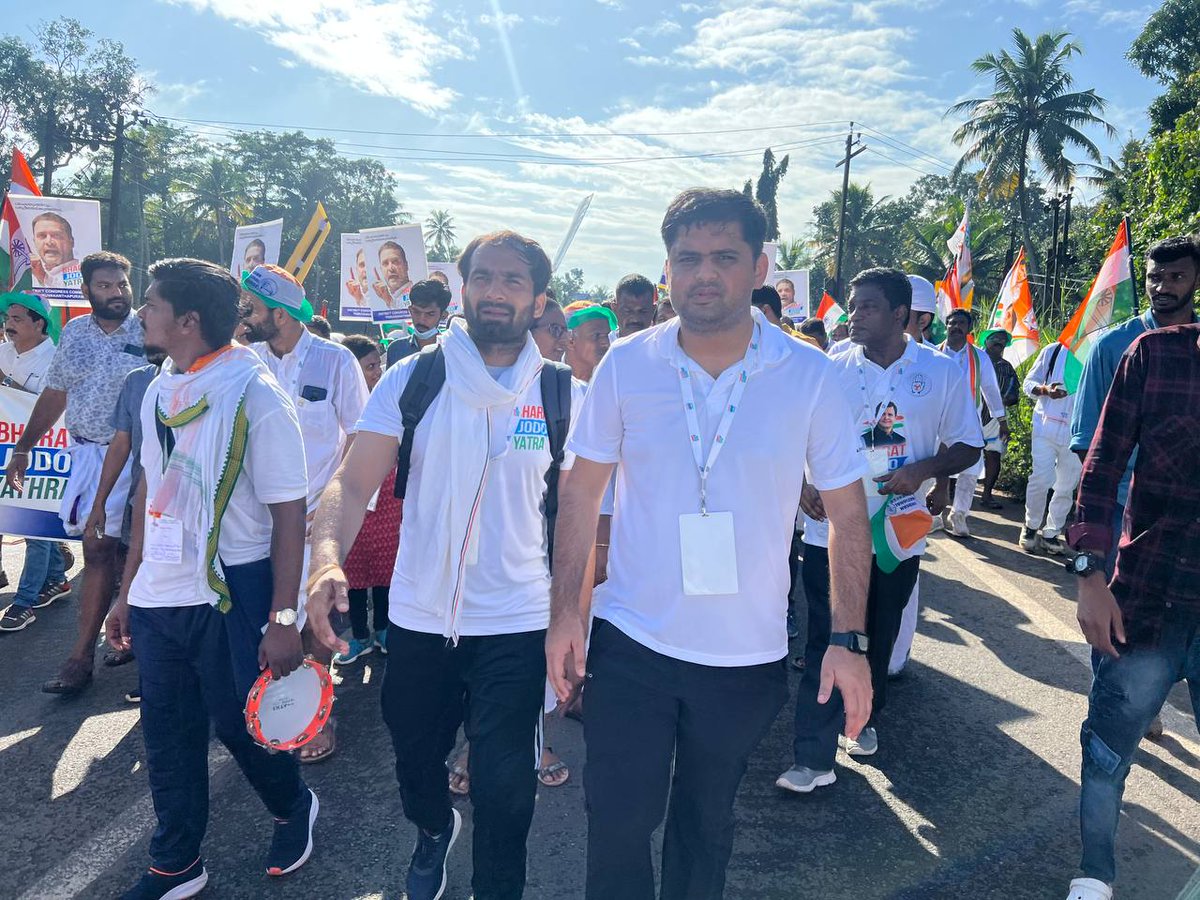 Neerajkundan's tweet photo. निकले है हम तो भारत जोड़ने किसी और चीज़ की हमें चाह कहाँ
सफर में मिल रहा प्यार व जनसमर्थन ही हमारी ताकत है थकान की हमें परवाह कहाँ

#BharatJodoYatra https://t.co/JsZH61UEei