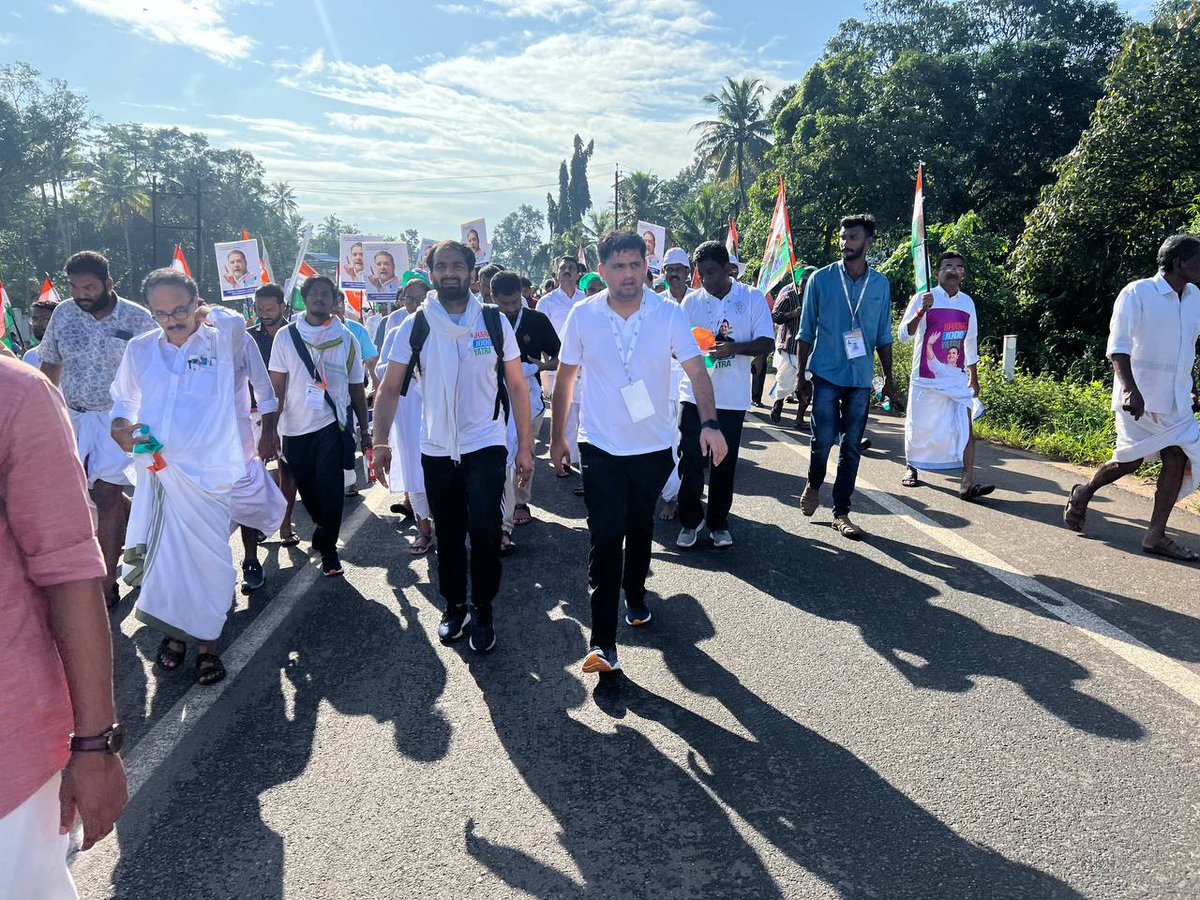 Neerajkundan's tweet photo. निकले है हम तो भारत जोड़ने किसी और चीज़ की हमें चाह कहाँ
सफर में मिल रहा प्यार व जनसमर्थन ही हमारी ताकत है थकान की हमें परवाह कहाँ

#BharatJodoYatra https://t.co/JsZH61UEei