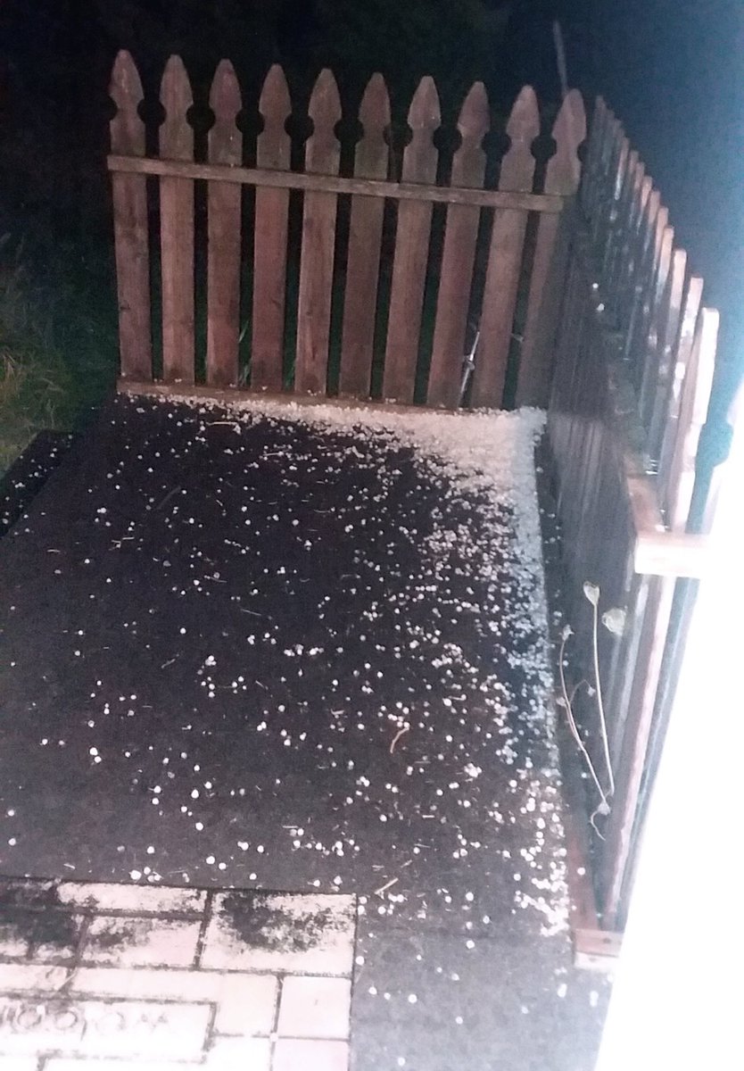 wheeler244's tweet photo. Talking with my mining buddy in Riverside tonight.. some good stuff ⛈ 👌 #hail #wasx @NWSSpokane @NWSSeattle @BenjaminJurkovi @SeattleWXGuy https://t.co/3ccaqbeQfE