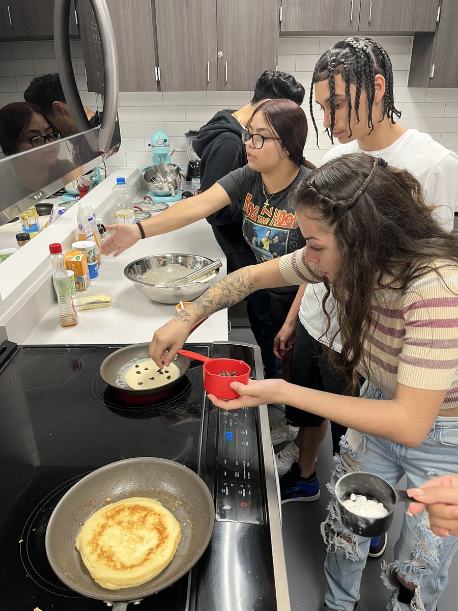 bulldogscience_'s tweet photo. Putting what we learned about measurements to the test in the kitchen. #measurementlab #pancakesandchocolatechipcookies #shsfoodscience #bulldognation ๐พ https://t.co/RFjqxx8A7b