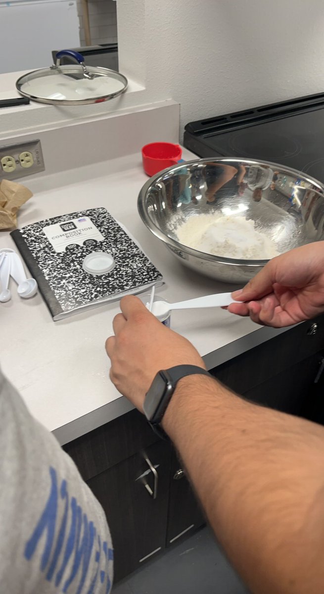 bulldogscience_'s tweet photo. Putting what we learned about measurements to the test in the kitchen. #measurementlab #pancakesandchocolatechipcookies #shsfoodscience #bulldognation ๐พ https://t.co/RFjqxx8A7b
