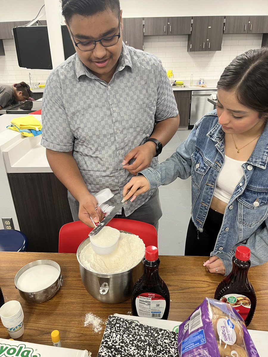 bulldogscience_'s tweet photo. Putting what we learned about measurements to the test in the kitchen. #measurementlab #pancakesandchocolatechipcookies #shsfoodscience #bulldognation ๐พ https://t.co/RFjqxx8A7b