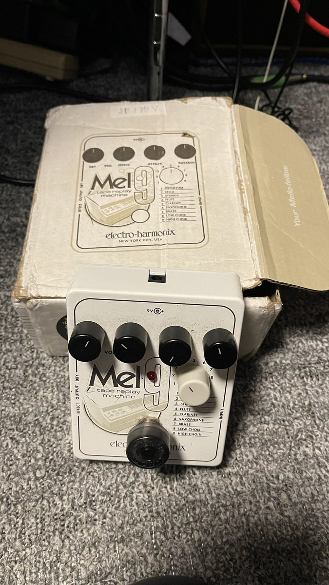 abeman320's tweet photo. おお!!エレハモのMel9!これまさに自分のかもめの視線4の冒頭の曲で使ってるやつです♪仲間ー😆
しかし、いつもこの箱ごと持ち出してるから、箱だけ味が出てしまってるのをこうやって比較すると、、(笑)
#エレハモ
#Mel9
#EHX https://t.co/LZTIxoy0UK