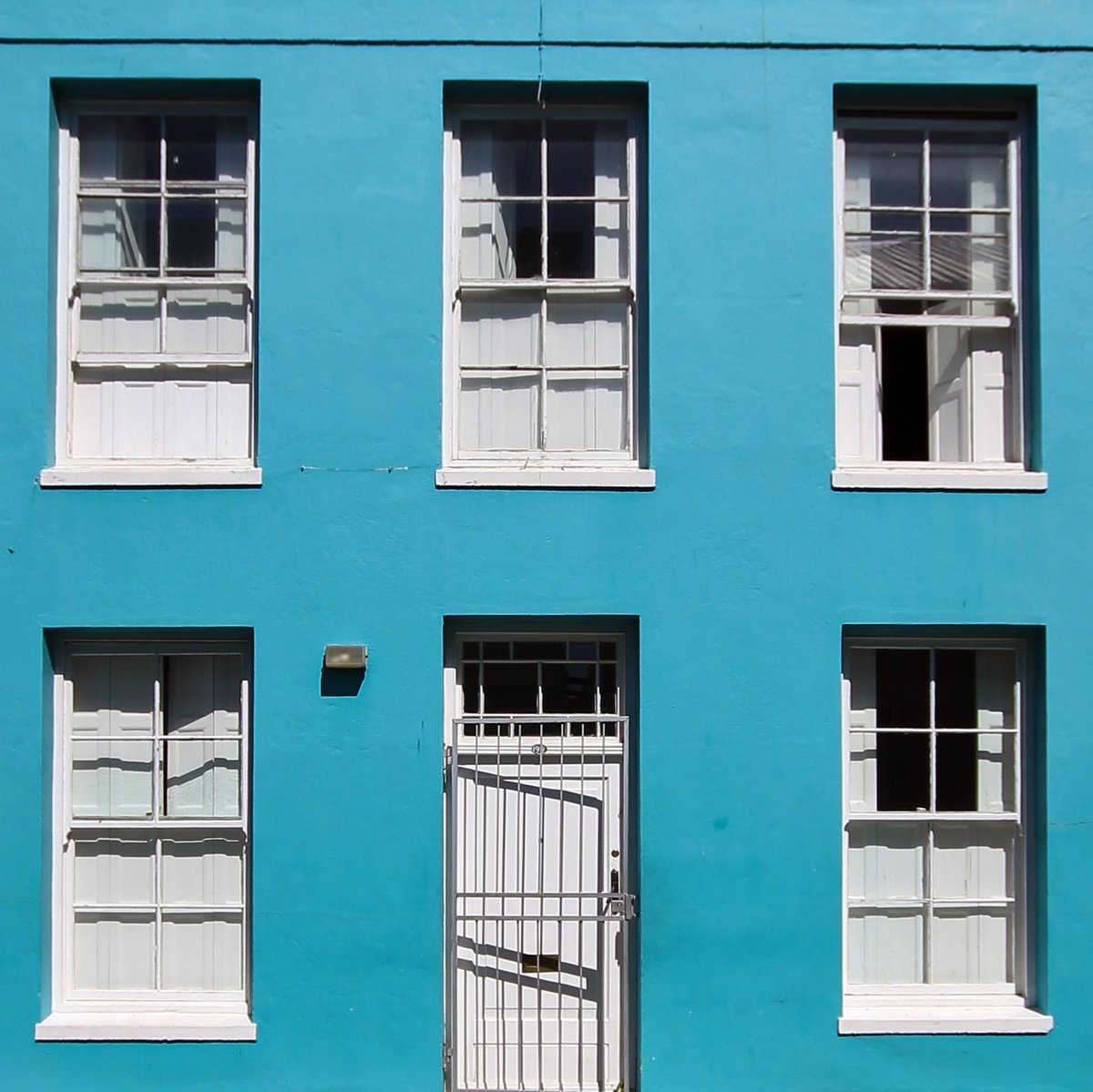 🟦
2018

#architecture #architecturedesign #africa #blue #bokaap #capemalay #chiappinistreet #capetown #capetownsouthafrica #citybowl #southafrica #1x #ig_street #malayquarter #moheenreeyad #nationalheritagesites #spicollective #streetphotography #window #whitedoor