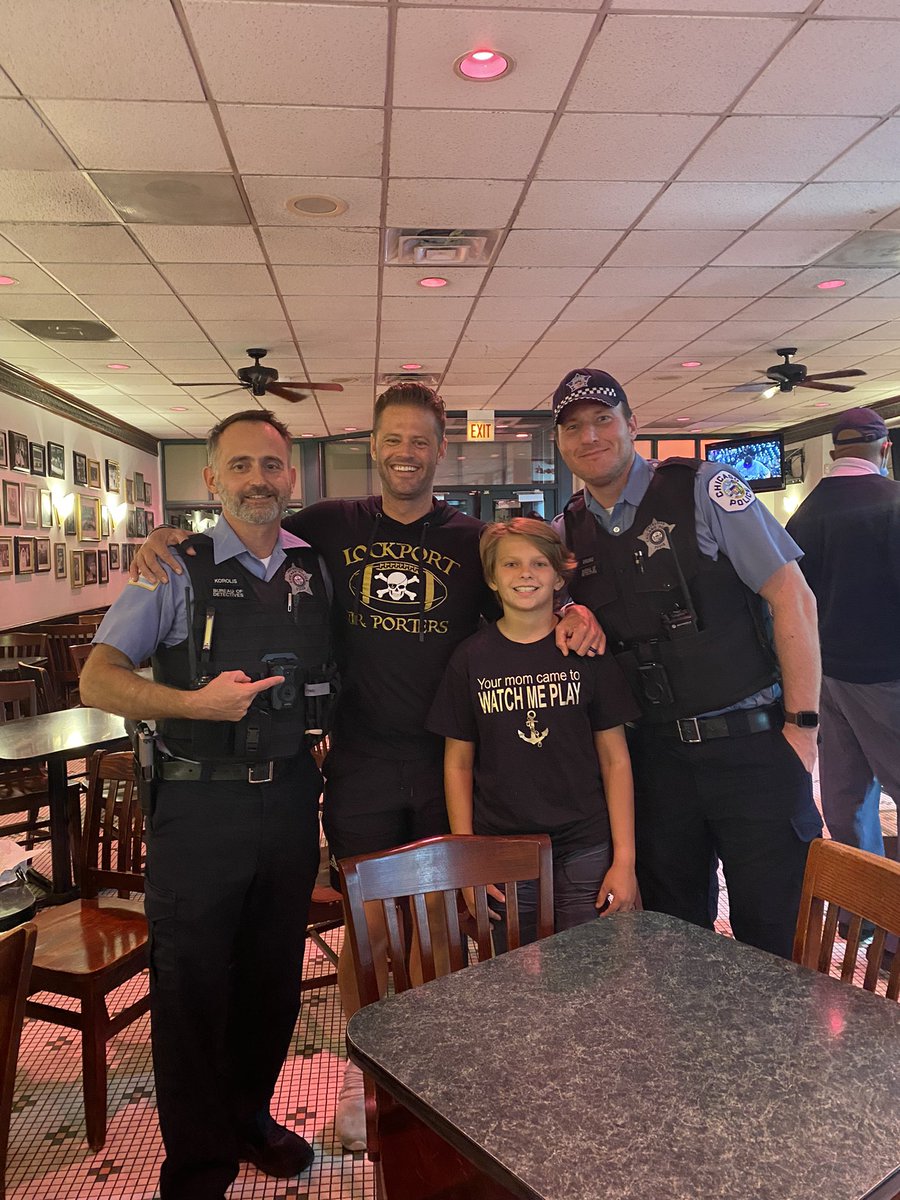 paddypolitics37's tweet photo. Nothing like a little Tuesday Night football in Chicago! @JrPorters got the W, Gavin &amp; Noah got some victory grub, and we said hi to Chicago’s Finest💙🖤 @FOP7Chicago @CPD_Media #TouchdownTuesday⚓️☠️🏈 https://t.co/Xyz2eg80ep