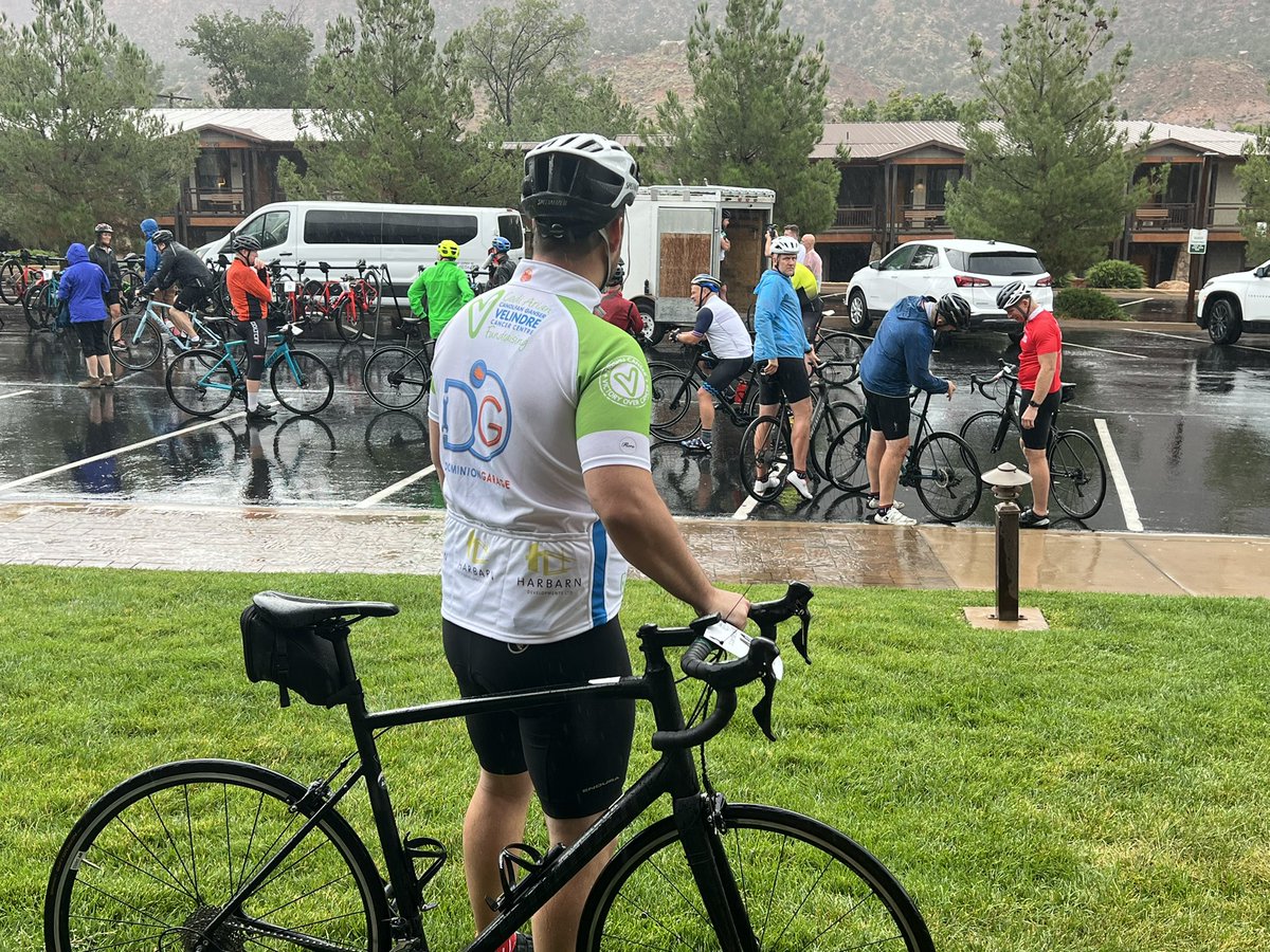 Purcelljack22's tweet photo. Not the start we wanted but we are underway and making the most of beautiful Zion National Park. 🚴🏻🇺🇸💚 Amazing support from jersey sponsor @MSRTRoadtech @Velindre https://t.co/QFDK7aJAjd