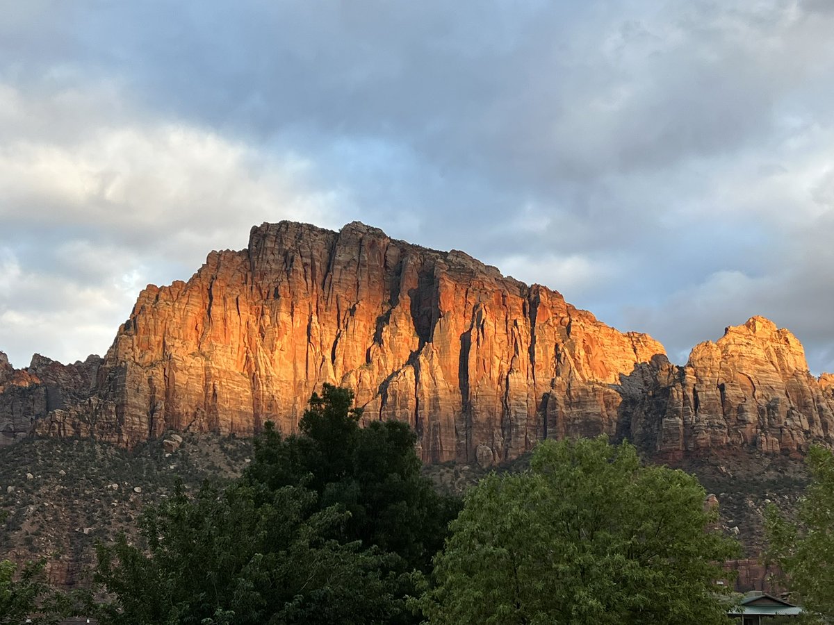Purcelljack22's tweet photo. Not the start we wanted but we are underway and making the most of beautiful Zion National Park. 🚴🏻🇺🇸💚 Amazing support from jersey sponsor @MSRTRoadtech @Velindre https://t.co/QFDK7aJAjd