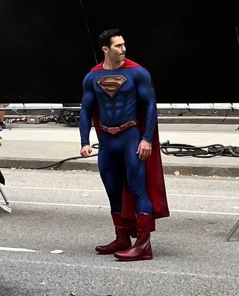 DCcomicsID's tweet photo. Penampakan pertama kostum baru Superman dan Michael Bishop sebagai Jon Kent yang baru di #SupermanAndLois https://t.co/4mcJSdQnyO