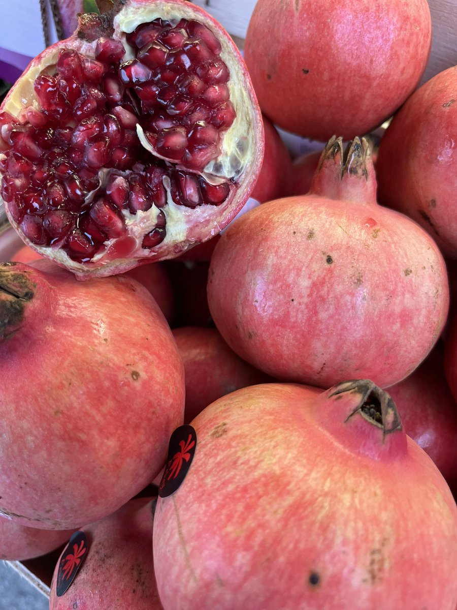 Radlett_Fruit's tweet photo. Here at Radlett Fruiterers we only stock  the freshest produce! Come and check us out! #Radlettfruiterers #watford #Radlett #Fruit #veg #shoplocal #freelocaldelivery #pomegrante #figs #presidentplums #blacktomatoes https://t.co/VCUWP9a3v7