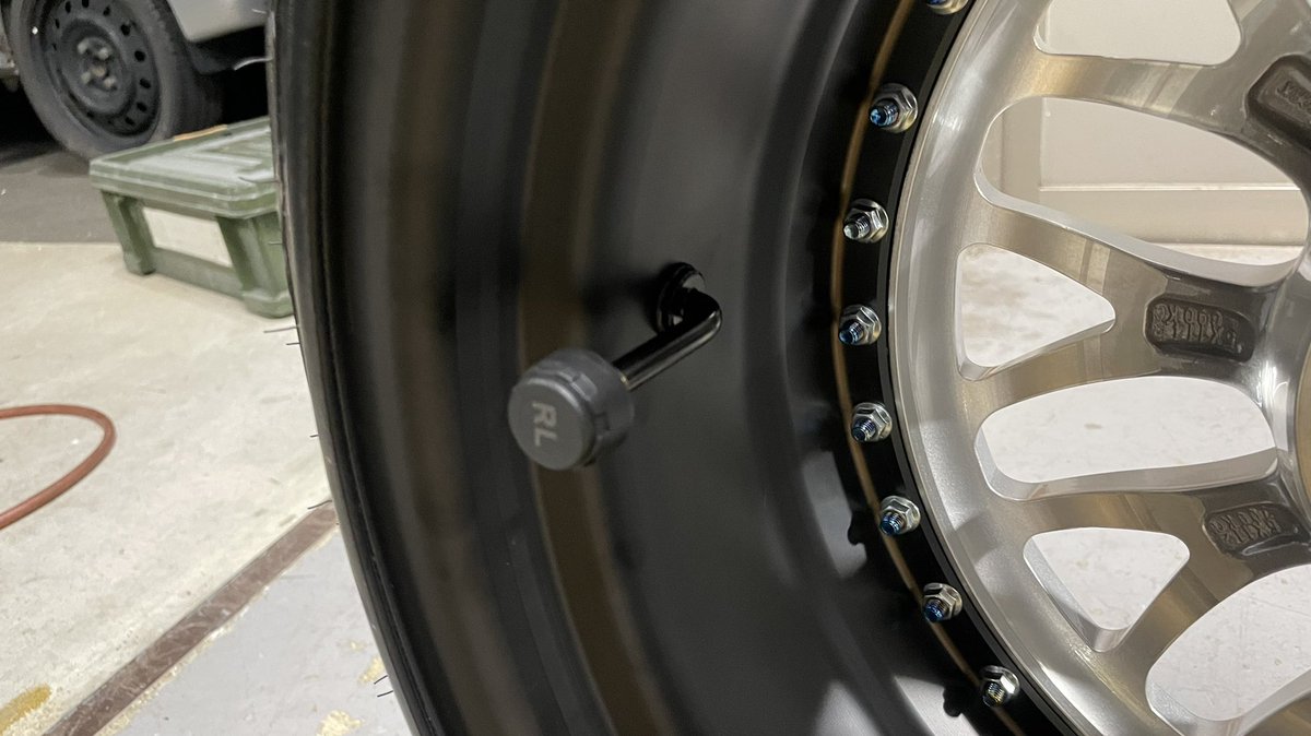 LittleBrave_96's tweet photo. リトルブレイブ 、エアサスデモカーのシビックにEKROW装着。

18×9.5J+24 Oディスク
ライトグレイシュシルバーにチタンピアスボルトにインナーブラックリム

tpmsを取り付けの為、内リムにエアバルブも追加装着。

クールでかっこいいです👏👏

#EKROW https://t.co/xvxblgAnaj