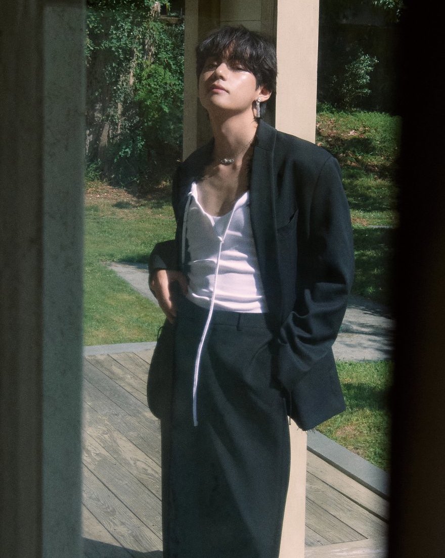 #BTS' #KimTaehyung oozes style on the #VogueKorea October issue 'surprise cover'!📸✨🌟👑💜
▶️ vogue.co.kr/?ddw=121933