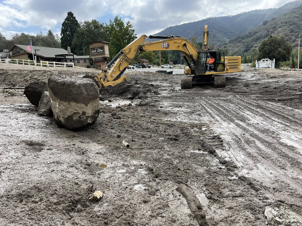weatherechowx's tweet image. Heavy equipment day was like being a kid #debrisflow