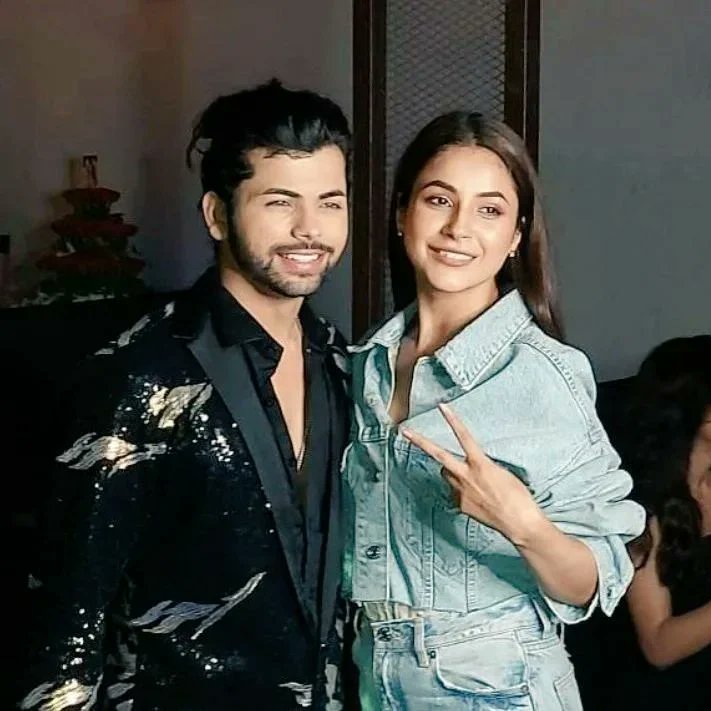 ChipkuMedia's tweet photo. @shehnaazgill with birthday boy @thesiddharthnigam
#siddharthnigam #siddharth #happybirthdaysiddharthnigam #shehnaazgill #jassiegill #vinali #tvcelebs #KisiKaBhaiKisiKiJaan #chipkumedia https://t.co/M1EQGnj1lN