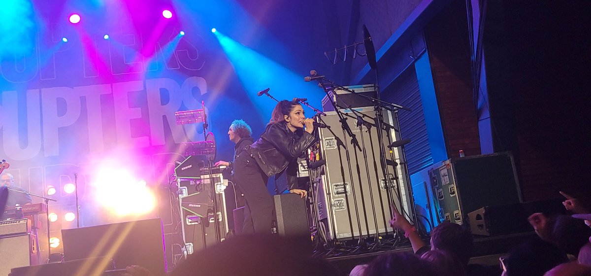 rystrave's tweet photo. 34 year old me is not built for circle pits anymore but fuckina you better believe I was holding my own. Gonna feel 84 in the morning! Such an amazing show #theinterrupters #tigerarmy #theskints https://t.co/XvMnrVbcbS