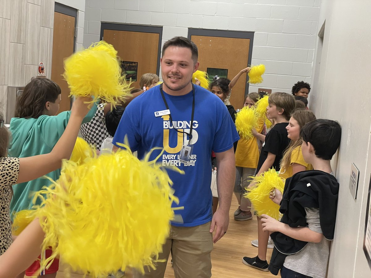 i_am_noticed's tweet photo. Amazing day in Springfield, MO! @SunshineBee students, staff, and families…you sure did SHINE bright today. ☀️💫🫶
#positiveculture 
#positiveripples 
#peermodels
#assemblies 
#familynight https://t.co/iYBhkP10gf