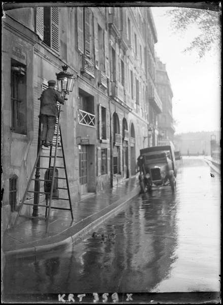 MFB44's tweet photo. Après la pluie, l'allumeur de bec de gaz
Photo André Kertész 1930 https://t.co/26dkcLkPey