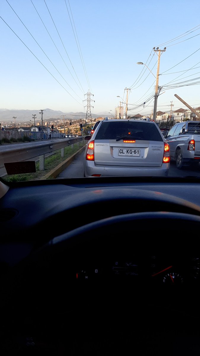 Rogelioficial's tweet photo. Gracias a los genios que pusieron este semaforo de regimiento arica con camino antiguo ovalle de tres tiempos, Ahora los tacos son tres veces mas que antes. #laserena #coquimbo https://t.co/rb2Z3GuEEc