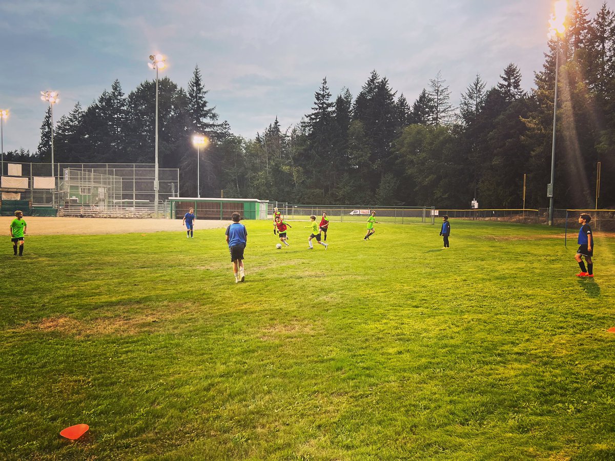 WaddingtonBryce's tweet photo. Getting to be that time of year again, lights on for training at 6:30pm. #weareharbor #harborpremier https://t.co/WW9n3shRnu
