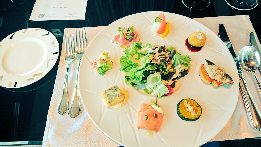 フェルメール展見たあとは、マリオット都ホテルでコラボメニュー食べた!贅沢な時間だったよ……おいしかったし、おしゃれだった……(興奮しすぎてコースの最初と最後しか写真撮ってない)

https://t.co/zOP5666MVt https://t.co/g8qkvirM1q