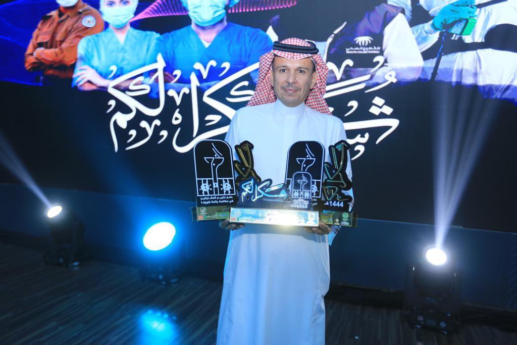 ALDAEJ's tweet photo. محافظ #الخرج أ. مساعد الماضي يكرم أسرة #الداعج 
كونها إحدى الأسر التي شاركت بفعالية في التصدي لـ #جائحة_كورونا 
👏🏼👏🏼🇸🇦🇸🇦

#تكريم_ابطال_كورونا_بالخرج 
#الخرج 
#اليمامة https://t.co/TIZU9DReI9