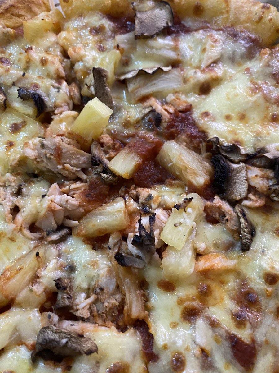 イーヴィー on Twitter "Team pineapple on my pizza 🫰"