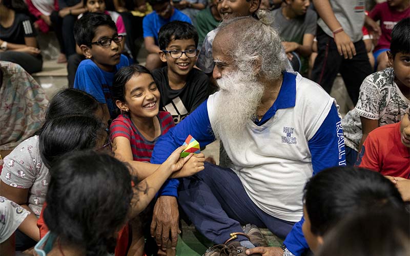 SadhguruJV's tweet photo. When you claim authority over your children, you lose their friendship. #SadhguruQuotes https://t.co/2VgdacCENp