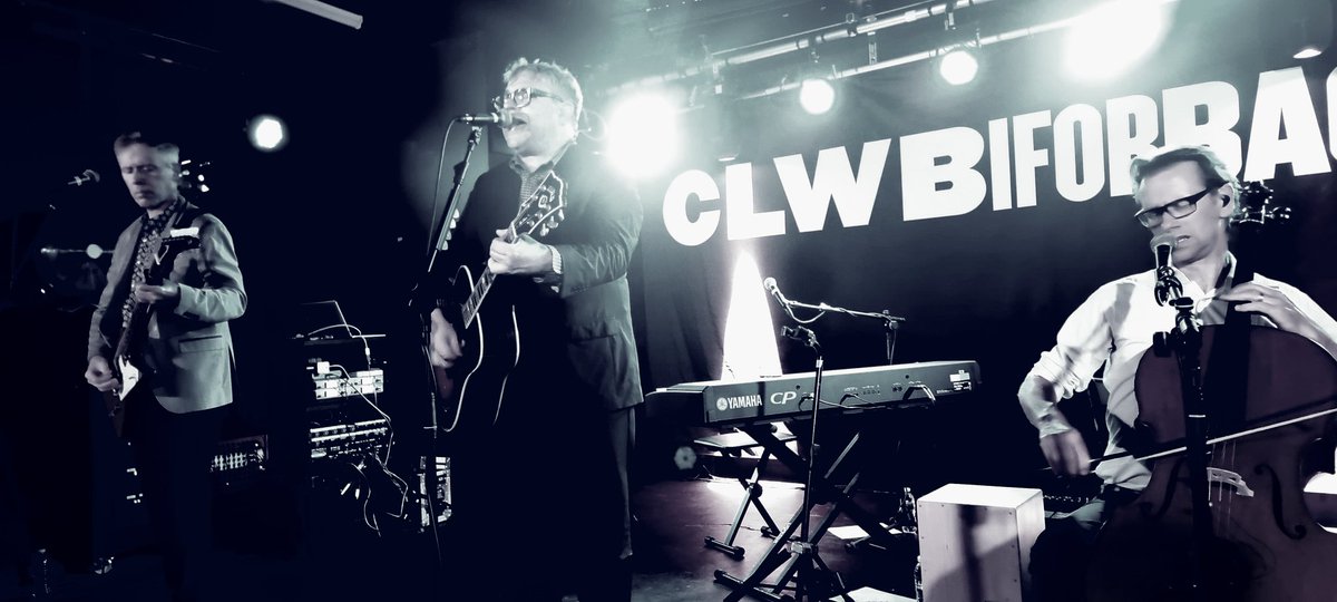 craighussey's tweet photo. Another pic from the @stevenpage gig in Cardiff last night. Made me realise what a big fan I've become, travelling to another country (Wales), wearing the t-shirt &amp; knowing 93.7% of the words to his solo stuff. Loved it! ❤ https://t.co/CBrkaV7G24