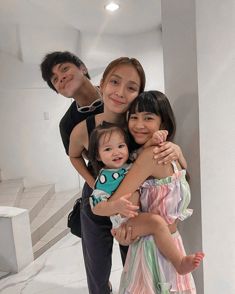archtkennuggets's tweet photo. Grabe lang, 'no? Noon, KathNiel with Lhexine ang palagi nating nakikita. Ngayon, may isa nang batang dumagdag na kasama nila. Ang bilis ng panahon at ang tatag pa rin ng KathNiel! 😭🤍 https://t.co/zM7jFese5h