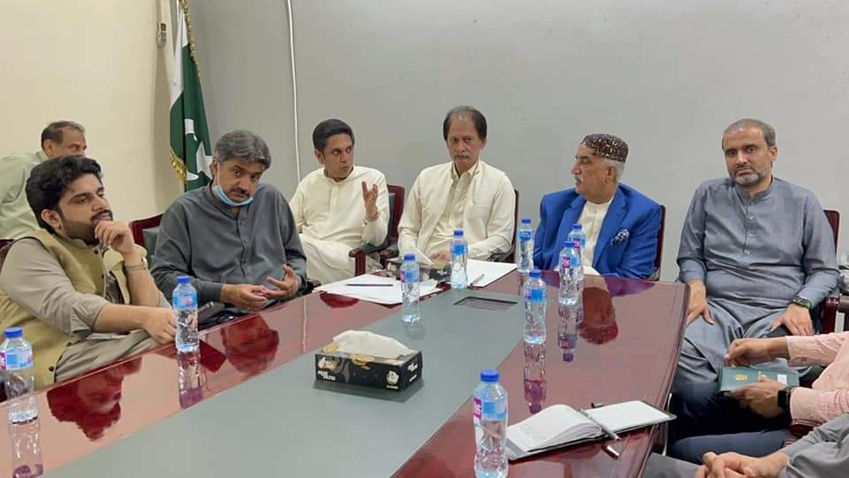 TeamNaumanIslam's tweet photo. A Meeting was held at the Commissioner House Sukkur under the leadership of Federal Minister Syed Khursheed Ahmad Shah on rehabilitation of rain victims and drainage of water from Sukkur division, food to the victims and protection from diseases. 
#NaumanIslamShaikh https://t.co/RWPsxMg2Vo