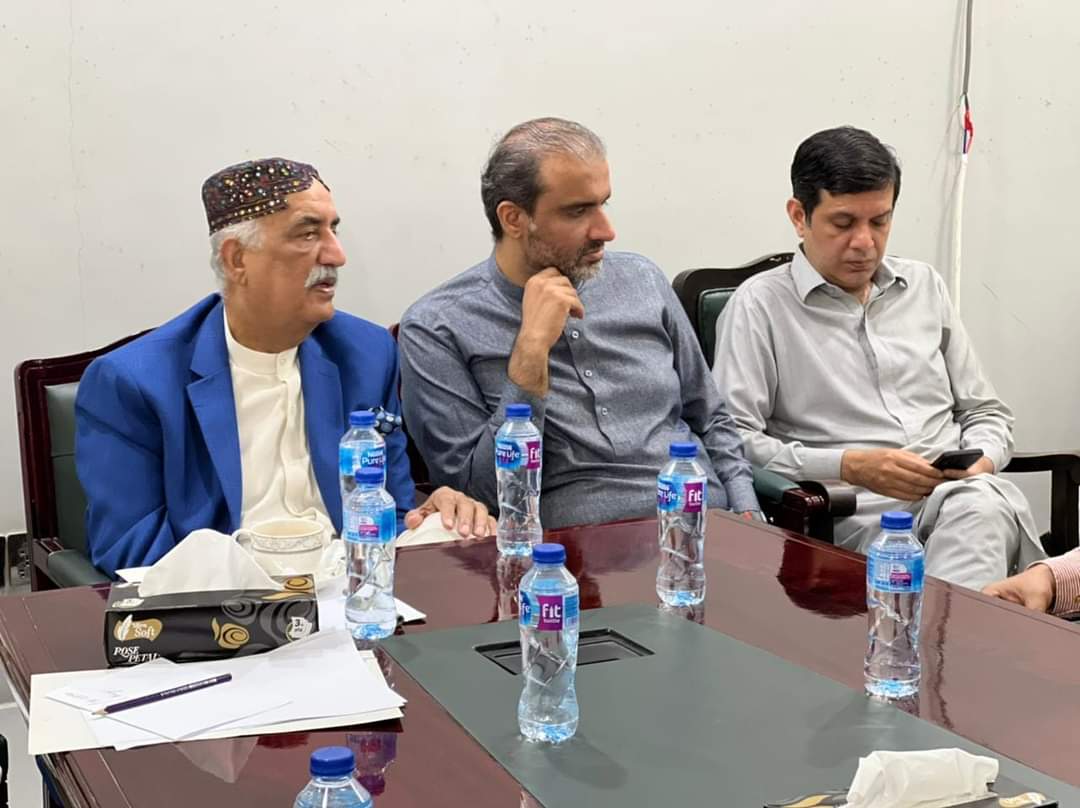 TeamNaumanIslam's tweet photo. A Meeting was held at the Commissioner House Sukkur under the leadership of Federal Minister Syed Khursheed Ahmad Shah on rehabilitation of rain victims and drainage of water from Sukkur division, food to the victims and protection from diseases. 
#NaumanIslamShaikh https://t.co/RWPsxMg2Vo